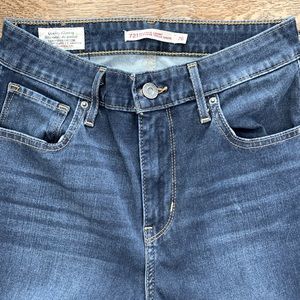 Levi highrise skinny 721 jeans Size 26.  Excellent condition with no wear.